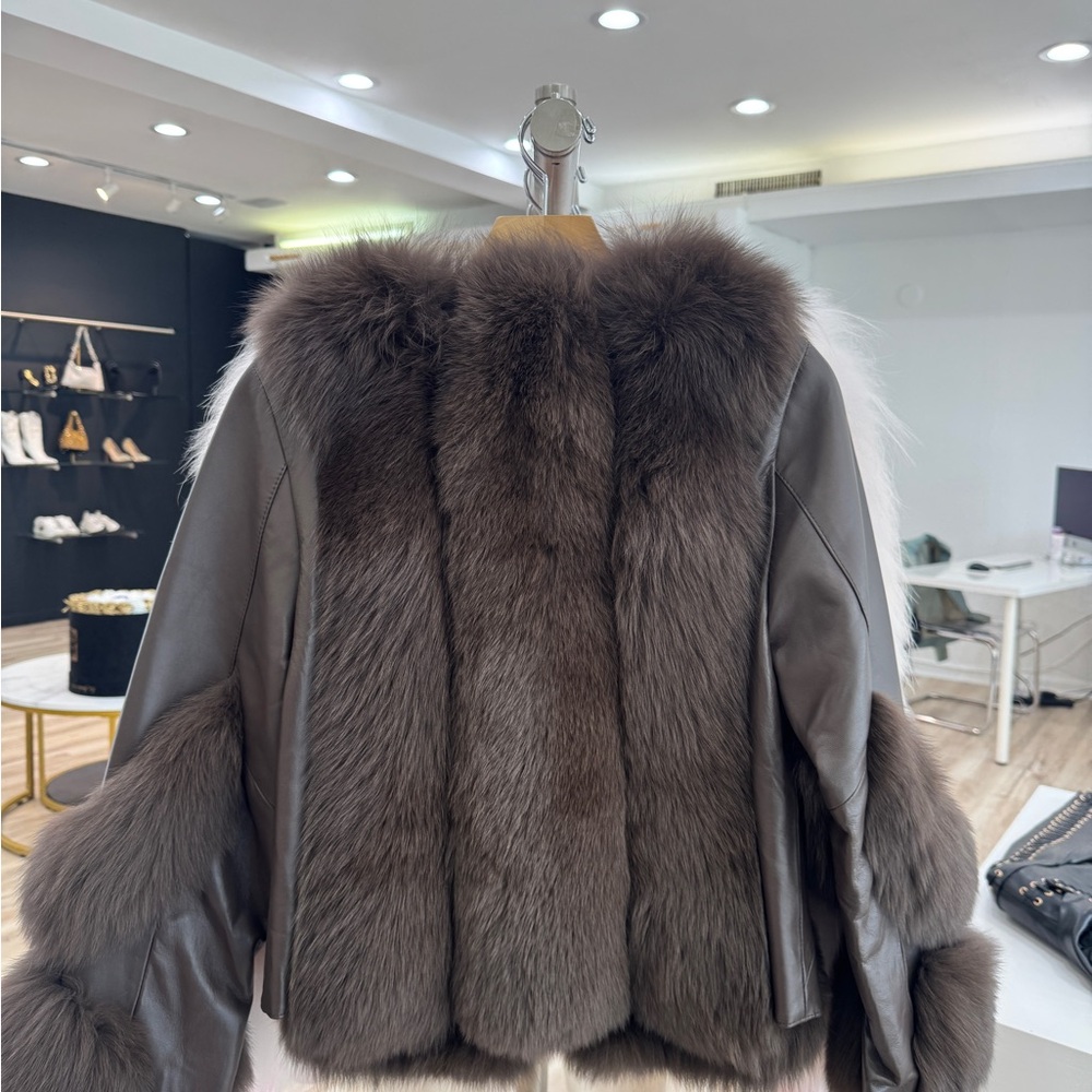 Brown Leather Jacket with Luxurious Fur Trim - Picture 4 of 5